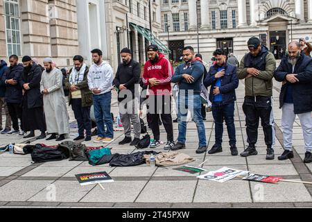 Londres, Royaume-Uni. 28 Oct 2023.Un groupe d'hommes pro-palestiniens s'arrêtent pour prier lors d'une manifestation majeure contre les attaques israéliennes sur Gaza dans le centre de Londres, Royaume-Uni. Crédit image : © Horst Friedrichs crédit : horst friedrichs/Alamy Live News Banque D'Images