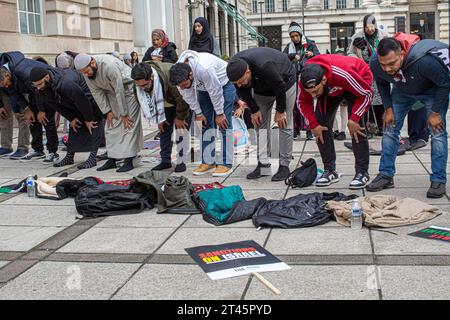 Londres, Royaume-Uni. 28 Oct 2023.Un groupe d'hommes pro-palestiniens s'arrêtent pour prier lors d'une manifestation majeure contre les attaques israéliennes sur Gaza dans le centre de Londres, Royaume-Uni. Crédit image : © Horst Friedrichs crédit : horst friedrichs/Alamy Live News Banque D'Images