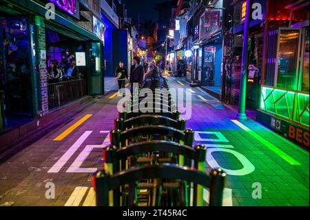 Séoul, Corée du Sud. 27 octobre 2023. Une barricade érigée par les autorités sépare une allée nocturne dans le quartier Itaewon de Séoul le vendredi 27 octobre 2023, un an après un écrasement de foule pendant les festivités d’Halloween qui a fait 159 morts. Les autorités ont pris des mesures de sécurité renforcées cette année. Photo de Thomas Maresca/UPI crédit : UPI/Alamy Live News Banque D'Images