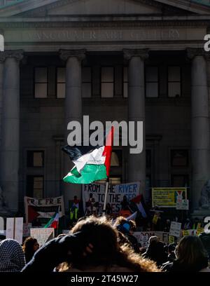 Vancouver, Colombie-Britannique, Canada. 28 octobre 2023. Des centaines de personnes se présentent à la Vancouver Art Gallery pour protester contre les actions à Gaza contre le peuple palestinien (image de crédit : © Ryan Walter Wagner/ZUMA Press Wire) POUR USAGE ÉDITORIAL SEULEMENT! Non destiné à UN USAGE commercial ! Banque D'Images