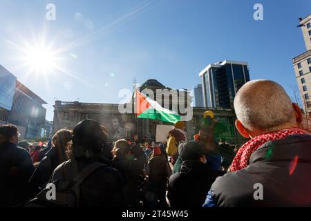 Vancouver, Colombie-Britannique, Canada. 28 octobre 2023. Des centaines de personnes se présentent à la Vancouver Art Gallery pour protester contre les actions à Gaza contre le peuple palestinien (image de crédit : © Ryan Walter Wagner/ZUMA Press Wire) POUR USAGE ÉDITORIAL SEULEMENT! Non destiné à UN USAGE commercial ! Banque D'Images