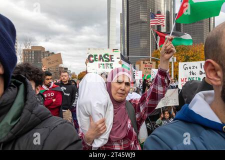 Detroit, Michigan, États-Unis. 28 octobre 2023. Des milliers de Palestiniens-Américains et leurs partisans se sont rassemblés dans le centre-ville de Détroit pour appeler à un cessez-le-feu dans la guerre entre Israël et le Hamas à Gaza. Une femme porte un sac de la taille d'un enfant pour mettre en évidence le nombre d'enfants tués dans le conflit. Crédit : Jim West/Alamy Live News Banque D'Images