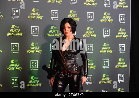 Le 28 octobre 2023, Becky Hill participe à la Kiss Haunted House Party, M & S Arena, Liverpool, Royaume-Uni. Crédit photo : David Bronstein/Alamy Live News Banque D'Images