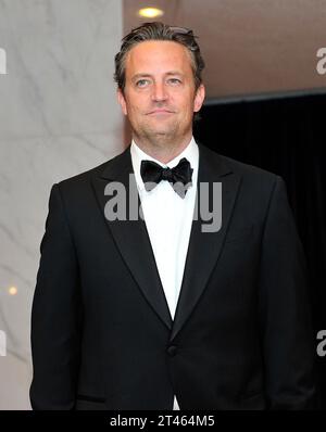 Matthew Perry arrive pour le dîner annuel 2013 de l'Association des correspondants de la Maison Blanche à l'hôtel Washington Hilton le samedi 27 avril 2013. Crédit : Ron Sachs/CNP (RESTRICTION : PAS DE journaux de New York ou du New Jersey ni de journaux dans un rayon de 75 miles de New York City) /MediaPunch Banque D'Images