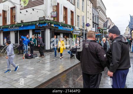 Cork, Irlande, 28 octobre 2023. DC 28-10-23 Jazzing it up malgré les éléments : Cork City danse à travers le Guinness Cork Jazz Festival, Cork, Irlande. Les artistes ont bordé les rues de la ville aujourd'hui en particulier Oliver Plunkett Street. Malgré les fortes pluies diluviennes et l'imminence des inondations prévues tout au long du week-end, Cork City s'anime une fois de plus avec l'esprit du Guinness Cork Jazz Festival 2023 avec des milliers de personnes présentes pour voir tout ce que la ville peut offrir. Témoignage d'une passion et d'une résilience inébranlables, les fêtards se balancent au rythme, peignant la ville de façon vibrante Banque D'Images