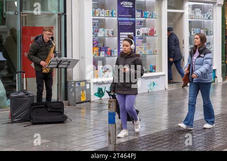 Cork, Irlande, 28 octobre 2023. DC 28-10-23 Jazzing it up malgré les éléments : Cork City danse à travers le Guinness Cork Jazz Festival, Cork, Irlande. Les artistes ont bordé les rues de la ville aujourd'hui en particulier Oliver Plunkett Street. Malgré les fortes pluies diluviennes et l'imminence des inondations prévues tout au long du week-end, Cork City s'anime une fois de plus avec l'esprit du Guinness Cork Jazz Festival 2023 avec des milliers de personnes présentes pour voir tout ce que la ville peut offrir. Témoignage d'une passion et d'une résilience inébranlables, les fêtards se balancent au rythme, peignant la ville de façon vibrante Banque D'Images