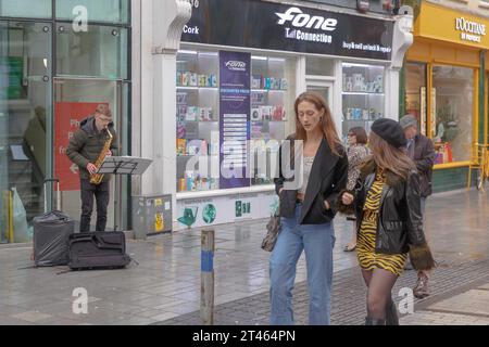 Cork, Irlande, 28 octobre 2023. DC 28-10-23 Jazzing it up malgré les éléments : Cork City danse à travers le Guinness Cork Jazz Festival, Cork, Irlande. Les artistes ont bordé les rues de la ville aujourd'hui en particulier Oliver Plunkett Street. Malgré les fortes pluies diluviennes et l'imminence des inondations prévues tout au long du week-end, Cork City s'anime une fois de plus avec l'esprit du Guinness Cork Jazz Festival 2023 avec des milliers de personnes présentes pour voir tout ce que la ville peut offrir. Témoignage d'une passion et d'une résilience inébranlables, les fêtards se balancent au rythme, peignant la ville de façon vibrante Banque D'Images