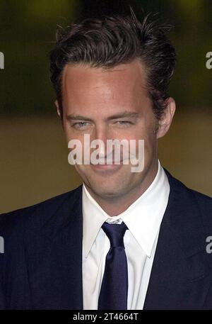 Photo de dossier datée du 29/02/04 de l'acteur Matthew Perry arrivant pour l'afterparty Vanity Fair à Morton's, Melrose Avenue à Los Angeles, à la suite de la 76e cérémonie des Oscars. Amis ??? Star Matthew Perry a été retrouvé mort à son domicile de Los Angeles, selon des rapports aux États-Unis. Date d'émission : dimanche 29 octobre 2023. Banque D'Images
