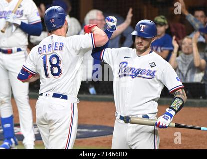 Arlington, États-Unis. 28 octobre 2023. Le frappeur désigné par les Texas Rangers Mitch Garver est félicité par Jonah Heim après avoir frappé un circuit en solo en cinquième manche contre les Diamondbacks de l’Arizona dans le deuxième match de la série mondiale 2023 au Globe Life Field à Arlington, Texas, le samedi 28 octobre 2023. Photo de Ian Halperin/UPI crédit : UPI/Alamy Live News Banque D'Images