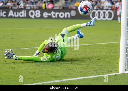 Andre Blake Philadelphia Union Goal (numéro 18) fait un sauvetage de plongée dans un match de la MLS - vue du gardien de but de la Major League Soccer sur le terrain crédit : Don Mennig / Alamy News Banque D'Images