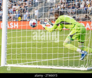 Andre Blake Philadelphia Union Goal (numéro 18) fait une sauvegarde dans un match de MLS - vue du gardien de but de la Ligue majeure de football à travers et dans le net crédit : Don Mennig / Alamy News Banque D'Images