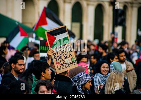 Londres, Royaume-Uni - 28 octobre 2023 : marche pro-Palestine organisée par les amis d'Al-Aqsa dans le centre de Londres en solidarité avec Gaza. Banque D'Images