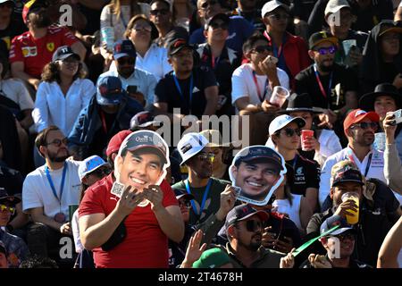 Mexico. 28 octobre 2023. Les fans regardent la séance de qualification du Grand Prix de Formule 1 de Mexico 2023 sur le circuit Hermanos Rodriguez à Mexico, Mexique, le 28 octobre 2023. Crédit : Xin Yuewei/Xinhua/Alamy Live News Banque D'Images