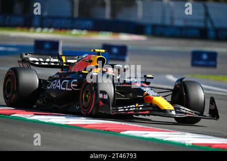 Mexico. 28 octobre 2023. Sergio Perez, du Mexique de Red Bull, participe à la séance de qualification du Grand Prix de Formule 1 de Mexico 2023 sur le circuit Hermanos Rodriguez à Mexico, Mexique, le 28 octobre 2023. Crédit : Xin Yuewei/Xinhua/Alamy Live News Banque D'Images