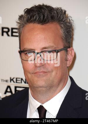 Beverly Hills, États-Unis. 28 octobre 2023. Matthew Perry, acteur « Friends », 54 ans, est décédé chez lui à Los Angeles, en Californie, le 28 octobre 2023. Il a été retrouvé mort samedi dans son jacuzzi. La cause du décès sera déterminée ultérieurement par le bureau du coroner du comté de Los Angeles. ------------------------------------------------- 15 mars 2017 Beverly Hills, ca. Matthew Perry 'The Kennedys - After Camelott' projection au Paley Center for Media © Tammie Arroyo/AFF-USA.com crédit : AFF/Alamy Live News Banque D'Images