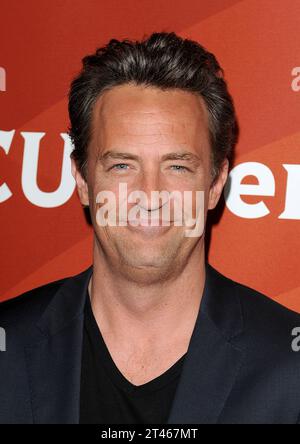Beverly Hills, États-Unis. 28 octobre 2023. Matthew Perry, acteur « Friends », 54 ans, est décédé chez lui à Los Angeles, en Californie, le 28 octobre 2023. Il a été retrouvé mort samedi dans son jacuzzi. La cause du décès sera déterminée ultérieurement par le bureau du coroner du comté de Los Angeles. ------------------------------------------------- 24 juillet 2012 Beverly Hills, ca. Matthew Perry 2012 NBCUniversal Summer TCA Press Tour au Beverly Hilton © Vince Flores/AFF-USA.COM crédit : AFF/Alamy Live News Banque D'Images
