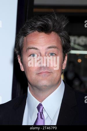 Hollywood, États-Unis. 28 octobre 2023. Matthew Perry, acteur « Friends », 54 ans, est décédé chez lui à Los Angeles, en Californie, le 28 octobre 2023. Il a été retrouvé mort samedi dans son jacuzzi. La cause du décès sera déterminée ultérieurement par le bureau du coroner du comté de Los Angeles. ------------------------------------------------- 14 avril 2009 Hollywood, ca. Matthew Perry '17 Again' Los Angeles première au Grauman's Chinese Theatre © Tammie Arroyo/AFF-USA.COM crédit : AFF/Alamy Live News Banque D'Images