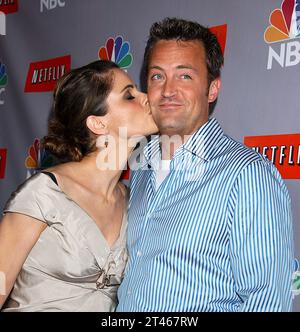 Pasadena, États-Unis. 28 octobre 2023. Matthew Perry, acteur « Friends », 54 ans, est décédé chez lui à Los Angeles, en Californie, le 28 octobre 2023. Il a été retrouvé mort samedi dans son jacuzzi. La cause du décès sera déterminée ultérieurement par le bureau du coroner du comté de Los Angeles. ------------------------------------------------- 22 juillet 2006 Pasadena, ca. Amanda Peet et Matthew Perry NBC All-Star Party The Ritz-Carlton, Huntington Hotel © Tammie Arroyo/AFF-USA.com crédit : AFF/Alamy Live News Banque D'Images