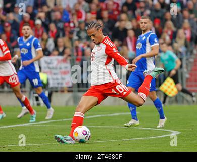 Munich, Allemagne. 28 octobre 2023. Leroy Sane du Bayern Munich tire pour marquer lors d'un match de Bundesliga de première division allemande entre le Bayern Munich et le SV Darmstadt 98 à Munich, en Allemagne, le 28 octobre 2023. Crédit : Philippe Ruiz/Xinhua/Alamy Live News Banque D'Images