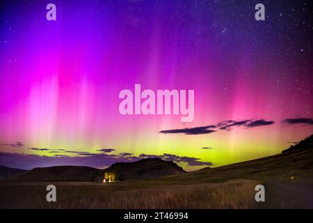 Les aurores boréales traînent le ciel au-dessus de Miller Butte. National Elk refuge, Wyoming Banque D'Images