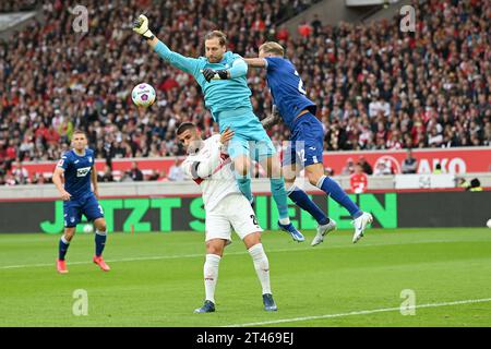 Stuttgart, Allemagne. 28 octobre 2023. Oliver Baumann (C), gardien de but du TSG 1899 Hoffenheim, tente de sauver le ballon lors du match de 9e tour de la première division de Bundesliga entre le VfB Stuttgart et le TSG 1899 Hoffenheim, à Stuttgart, Allemagne, le 28 octobre 2023. Crédit : Ulrich Hufnagel/Xinhua/Alamy Live News Banque D'Images