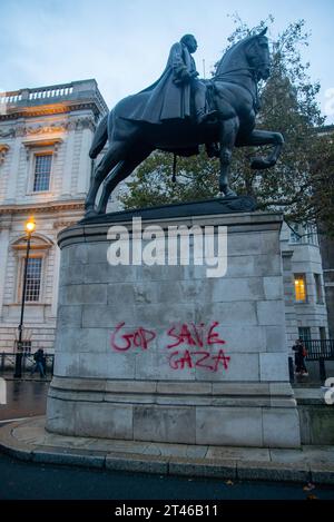 Londres, Royaume-Uni - 21 octobre 2023 : des manifestants pulvérisent des graffitis à Londres. Banque D'Images