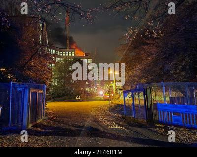 Stuttgart, Allemagne. 28 octobre 2023. La fumée s'élève d'un incendie sur un toit pendant que le service d'incendie est en service. Un incendie dans les locaux de Mercedes à Stuttgart a causé des dégâts de plusieurs dizaines de milliers d'euros. Crédit : Schulz/SDMG/dpa/Alamy Live News Banque D'Images