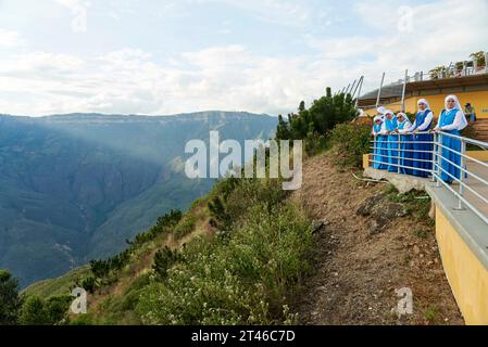 Aratoca, Santander, Colombie, 23 novembre 2022 : Groupe de religieuses admirant la vue depuis le point de vue dans la partie supérieure du parc national de Chicamocha, Pana Banque D'Images