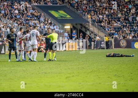 Nathan Harriel s'allonge sur le terrain après une faute - les joueurs de l'Union de Philadelphie et de la Révolution de Nouvelle-Angleterre sèment et se disputent après que le défenseur de l'Union a été blessé et blessé pendant l'action de football Credit : Don Mennig / Alamy News Banque D'Images