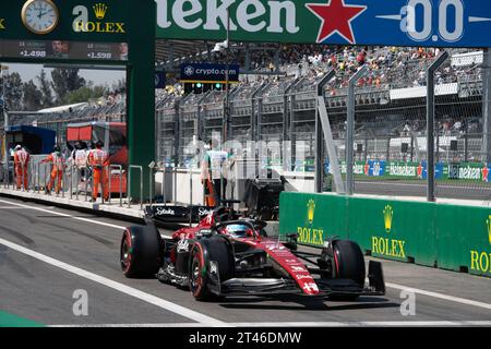Grand Prix de Mexico, Mexique. 28 octobre 2023. Valtteri Bottas au volant d'Alfa Romeo-Ferrari dans la voiture numéro 77 quitte la voie des stands lors de la troisième séance d'essais. Crédit : Lexie Harrison-Cripps/Alamy Live News Banque D'Images