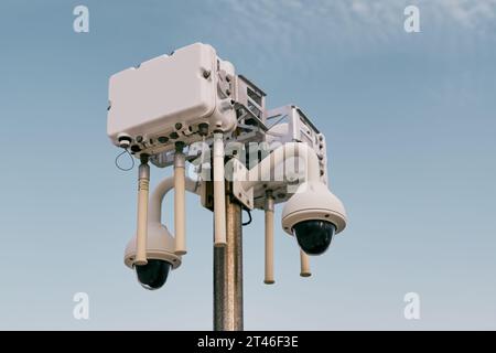 Routeur wi-fi de rue sur un poteau avec des caméras vidéo contre le ciel Banque D'Images