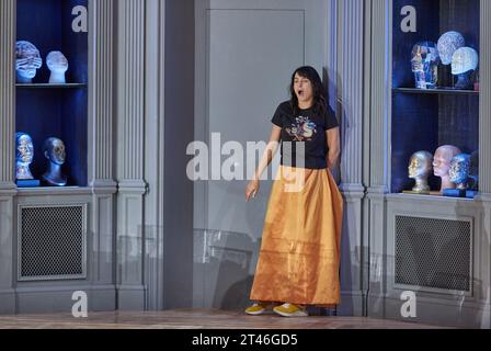 Hambourg, Allemagne. 25 octobre 2023. L'interprète Asmik Grigorian dans le rôle de Salomé est sur scène pendant la répétition photo de l'opéra Salomé de Richard Strauss à l'Opéra d'État de Hambourg. Première est le 29.10.2023 à 6H. Crédit : Georg Wendt/dpa/Alamy Live News Banque D'Images