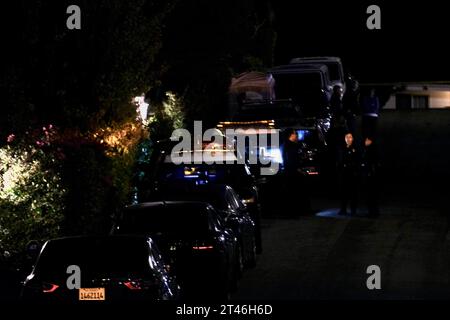 Pacific Palisades, Californie, États-Unis. 28 octobre 2023. Voitures de police dans la rue. Famille immédiate chez Matthew Perry, qui est mort plus tôt ce soir dans son jacuzzi. Le beau-père de Perry, et son père, qui sont arrivés chez lui. Plus tôt dans la soirée, il est rapporté qu'il est décédé dans son jacuzzi. (Image de crédit : © Jason Ryan/ZUMA Press Wire) USAGE ÉDITORIAL SEULEMENT! Non destiné à UN USAGE commercial ! Crédit : ZUMA Press, Inc./Alamy Live News Banque D'Images