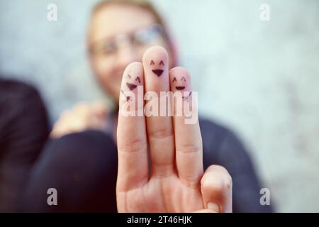 Doigts, smiley et dessin heureux de famille, femme et symbole ou emoji, signe et icône ou art amusant Mains, expression et artistique ou cool, créatif et Banque D'Images