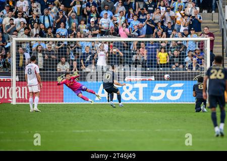 L'attaquant de l'Union de Philadelphie Daniel Gazdag marque un but de penalty kick envoyant le gardien / gardien de but de la Révolution de la Nouvelle-Angleterre Jacob Jackson dans le mauvais sens avec les fans en arrière-plan Banque D'Images