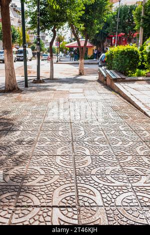 Motif de pavés de chaussée en béton estampé, couleurs d'apparence décoratives et textures de pavés de pavage tuile sur plancher de ciment dans un par de ville Banque D'Images