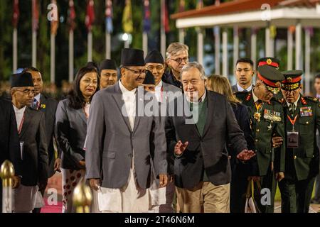 Le Secrétaire général de l'ONU Antonio Guterres arrive au Népal le Secrétaire général des Nations Unies Antonio Guterres Center fait des gestes alors qu'il marche aux côtés du Ministre népalais des Affaires étrangères NP Saud qui a quitté le pays après avoir administré la garde d'honneur à l'aéroport international Tribhuvan de Katmandou. Le Secrétaire général Guterres effectue une visite de quatre jours au Népal du 29 octobre 2023 au 1 novembre 2023. Copyright : xSubashxShresthax crédit : Imago/Alamy Live News Banque D'Images