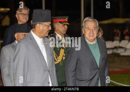 Le Secrétaire général de l'ONU Antonio Guterres arrive au Népal le Secrétaire général des Nations Unies Antonio Guterres discute à droite avec le Ministre népalais des Affaires étrangères NP Saud est parti après avoir administré la garde d'honneur à l'aéroport international Tribhuvan de Katmandou. Le Secrétaire général Guterres effectue une visite de quatre jours au Népal du 29 octobre 2023 au 1 novembre 2023. Copyright : xSubashxShresthax crédit : Imago/Alamy Live News Banque D'Images
