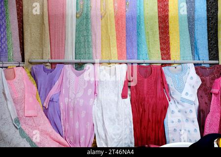 Matériel de robe traditionnelle des dames indiennes, différentes textures et de beaux textiles de couleur, tissu indien coloré, tissu de l'Inde Banque D'Images