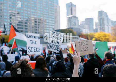 Toronto, Canada - 28 octobre 2023 : Toronto assiste à une manifestation palestinienne contre l'incursion israélienne à Gaza. Banque D'Images