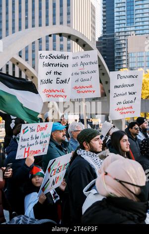 Toronto, Canada - 28 octobre 2023 : des partisans palestiniens au centre-ville de Toronto expriment leurs préoccupations Banque D'Images