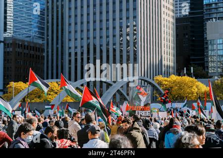 Toronto, Canada - 28 octobre 2023 : des manifestants se rassemblent dans un parc de la ville avec des drapeaux et des banderoles palestiniens, plaidant pour la liberté palestinienne contre A. Banque D'Images