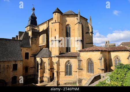 La cathédrale Saint-Sacerdos de la cité médiévale de Sarlat en Périgord Noir est une cathédrale catholique française de style gothique. Sarlat, Périgord, D. Banque D'Images