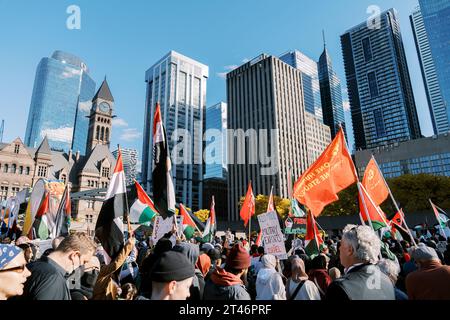 Toronto, Canada - 28 octobre 2023 : le cœur de Toronto bat avec les sentiments palestiniens, dénonçant l'offensive israélienne à Gaza Banque D'Images