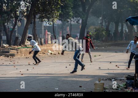 Dhaka, Bangladesh. 28 octobre 2023. Les partisans du Parti nationaliste du Bangladesh (BNP) jettent des pierres sur la police lors des affrontements entre les forces de l'ordre et les militants du Parti nationaliste du Bangladesh (BNP) à Dhaka, la capitale. Crédit : SOPA Images Limited/Alamy Live News Banque D'Images