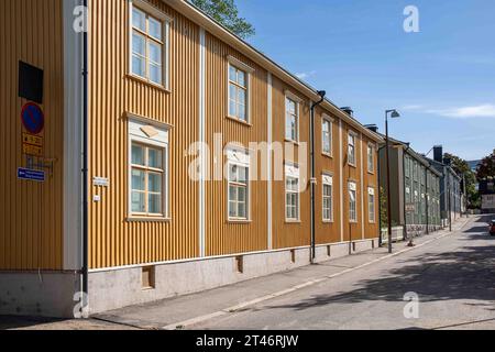 Vue sur la rue Keuruuntie avec de vieux bâtiments résidentiels en bois dans le quartier Puu-Vallila d'Helsinki, Finlande Banque D'Images