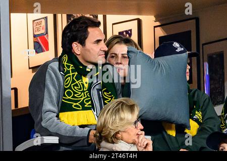 Paris, France. 28 octobre 2023. Lynette Federer (la mère de Roger qui est originaire d'Afrique du Sud), au-dessus de Roger Federer, Mirka Federer avec leurs enfants Leo, Lenny, Myla Rose, Charlene Riva assistent à la finale de la coupe du monde de rugby France 2023 entre la Nouvelle-Zélande (All Blacks) et l'Afrique du Sud (Springboks) au Stade de France le 28 octobre, 2023 à Saint-Denis près de Paris, France. Photo de Laurent Zabulon/ABACAPRESS.COM crédit : Abaca Press/Alamy Live News Banque D'Images