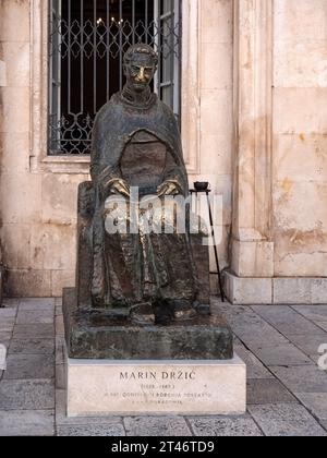 DUBROVNIK, CROATIE - 12 SEPTEMBRE 2023 : statue du dramaturge de la Renaissance Marin Držić dans la vieille ville Banque D'Images