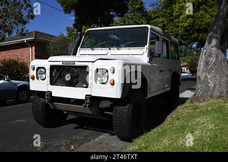 Vieux Land Rover Defender blanc, partiellement restauré, garé dans une rue de banlieue de Melbourne pendant une journée ensoleillée Banque D'Images