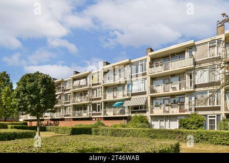 un complexe d'appartements avec des arbres et des buissons à l'avant - swayr, vancouver, région de la colombie-britannique, canada Banque D'Images